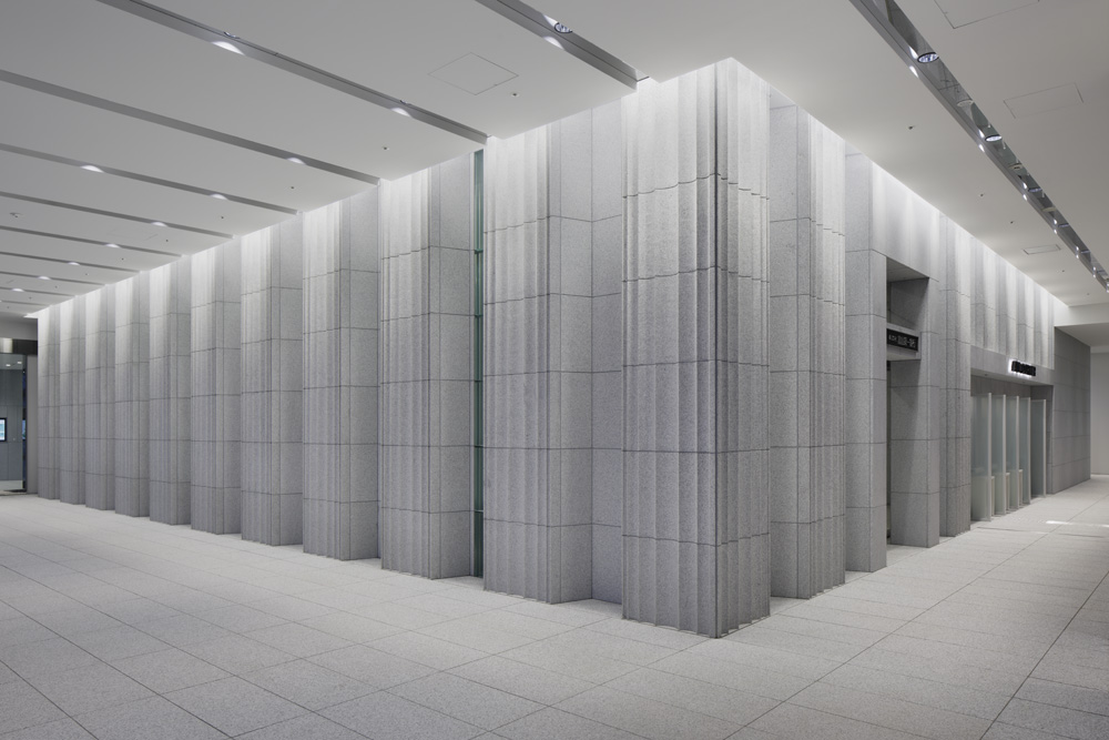 The stone façade on the first floor retains the image of the former main store while utilizing the latest technology and attention to form.