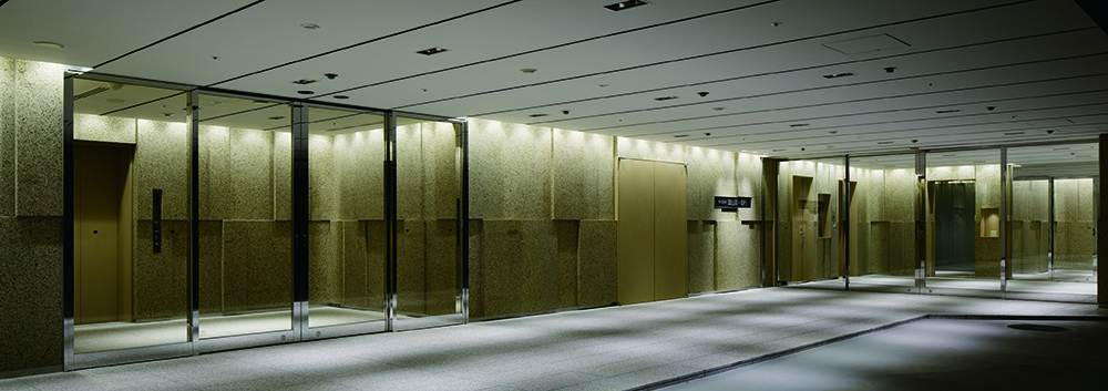 The stone-built B1F lobby is used as a driveway for executives and important clients.