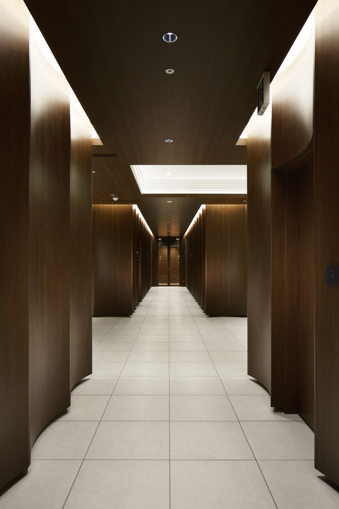 The 8th floor visitor hall has arc-shaped wood grain panels on the walls.