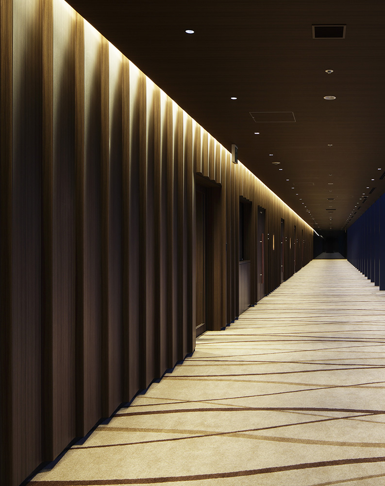 The 9th floor foyer, which functions as a gallery, connects the large hall and the rooftop garden.