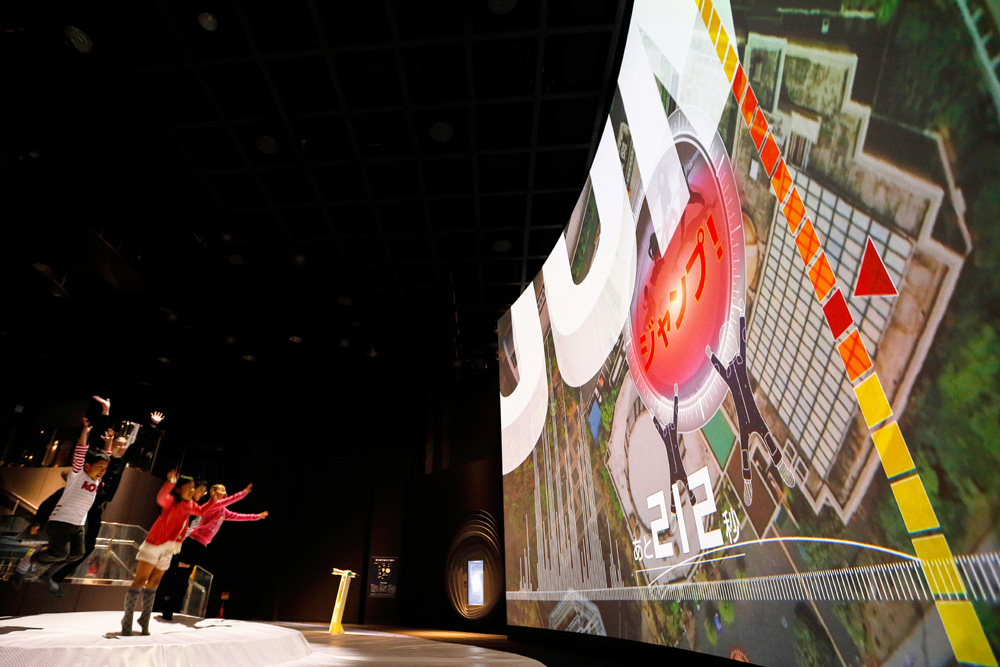 The floor is an improved outdoor playground equipment that allows for large jumps using air pressure. Video progresses in response to the change in the amount of air expelled when the player steps on the floor.