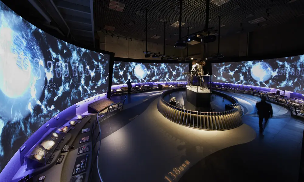 "Earth History Navigator" Dynamically Spatial Production the history of the universe, life, and humanity on three large Video with actual specimens