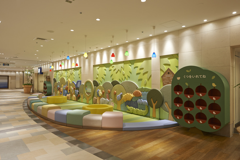 "Kids Play Space." Large 3D puzzles such as "Animal Puzzles" are installed on the walls so that parents and children can enjoy them together.