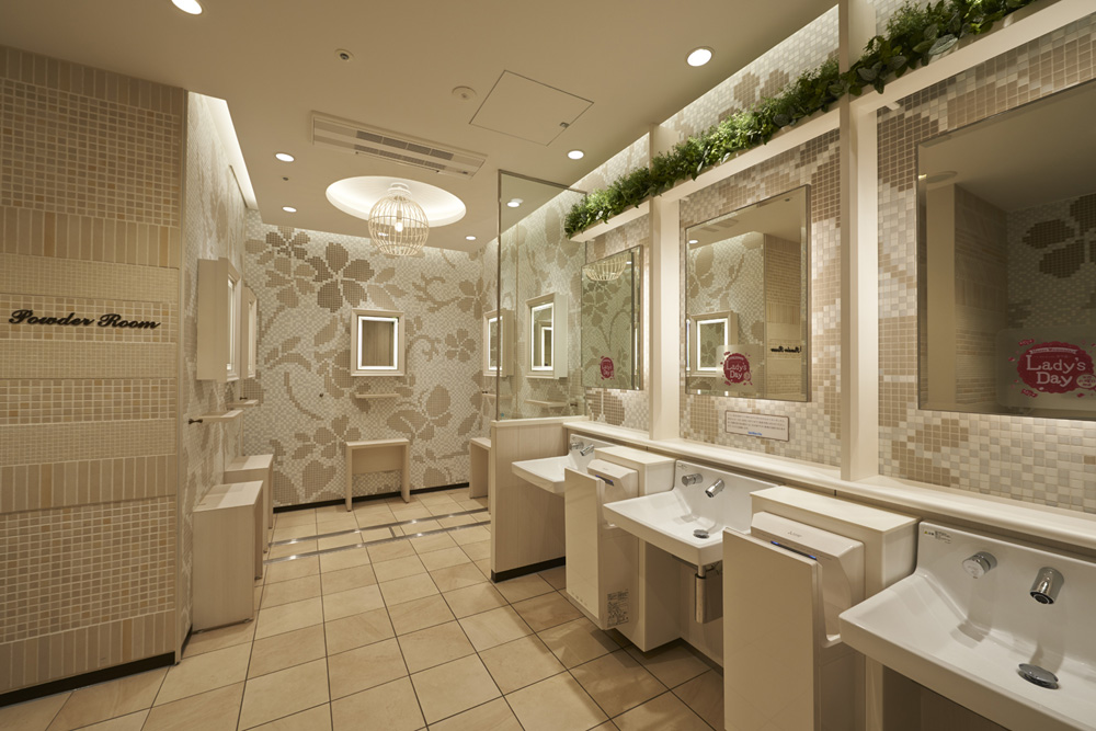 "Toilet space." A kids' toilet is provided so that parents with children can use the space comfortably.