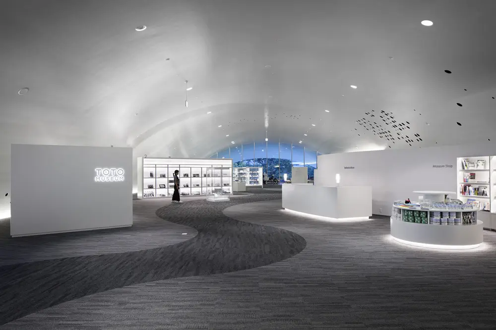 从入口处可以看到第一展室的全景。地板表现了水的流动，演出您进入后面的空间。