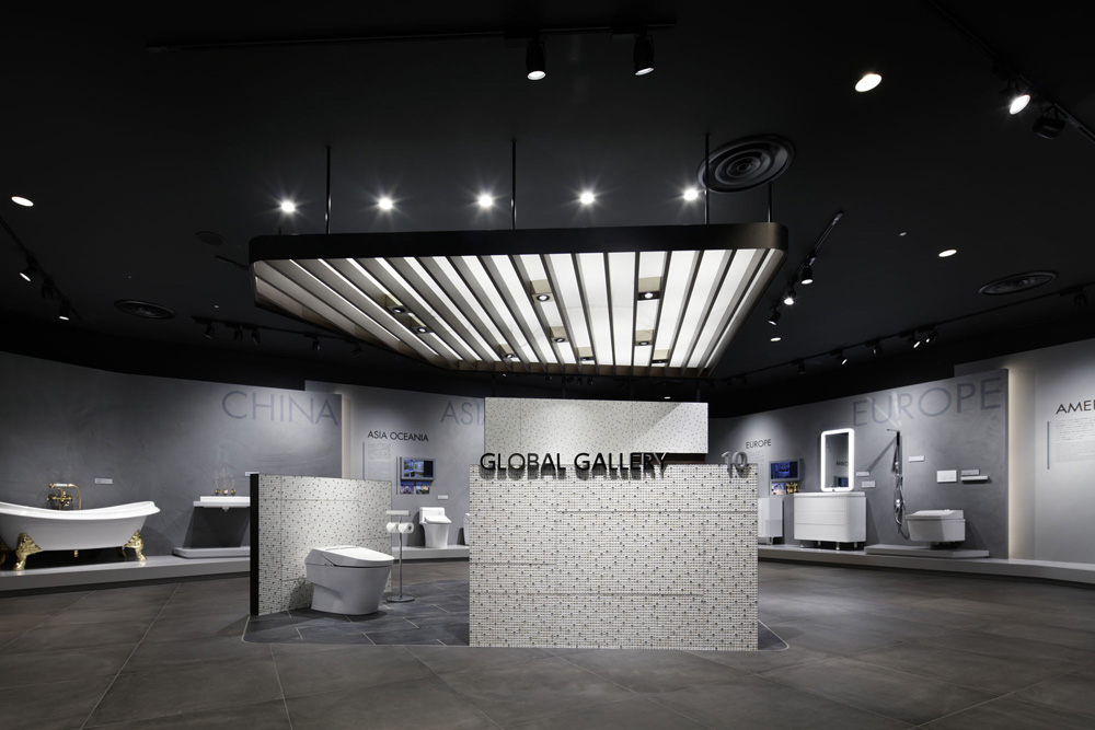第3展示室・グローバルギャラリー。落ち着きと高級感を持たせた色と素材を用い、他の展示とは違った世界観を創出