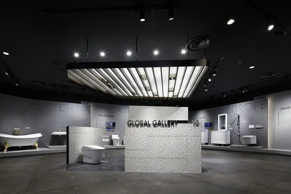 第3展示室全球画廊。使用具有沉稳和高级感的颜色和材料，创造出与其他展览不同的世界观