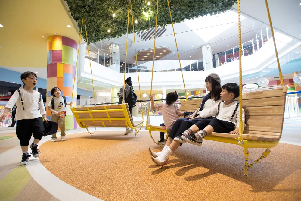キッズテラス周辺を一体的に遊び場のようにした空間。ブランコなど様々なオリジナルファニチャーを設置