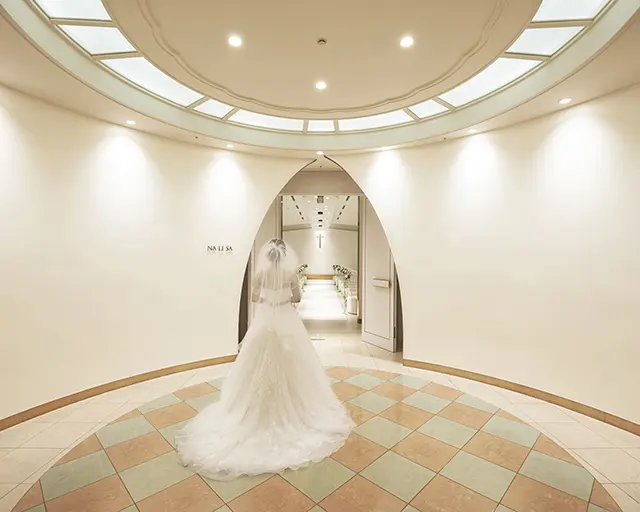 The hall space of the "Narisa Chapel" is wrapped in curved surfaces reminiscent of a veil, evoking a sense of quality.
