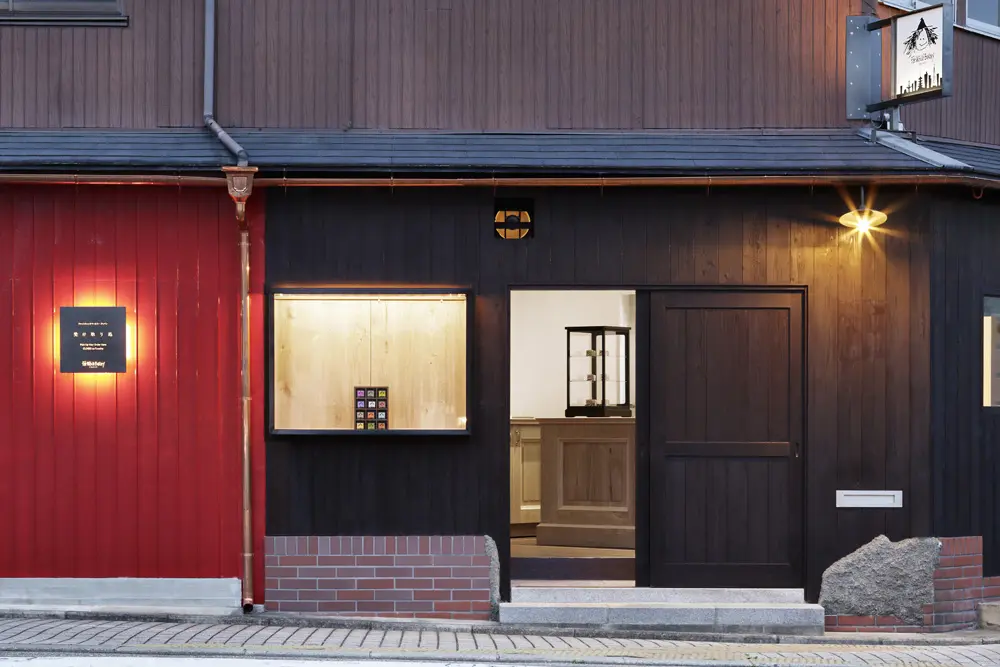 既存建築を生かした外装と内装の対比で見どころをつくったファサード。特に雨どいのマテリアルには質の良い銅を採用した。