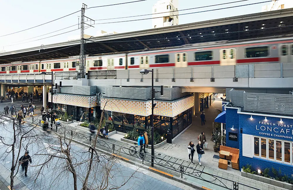 有机地连接高架和城市，并通过与现有商店共享客户来创造协同效应