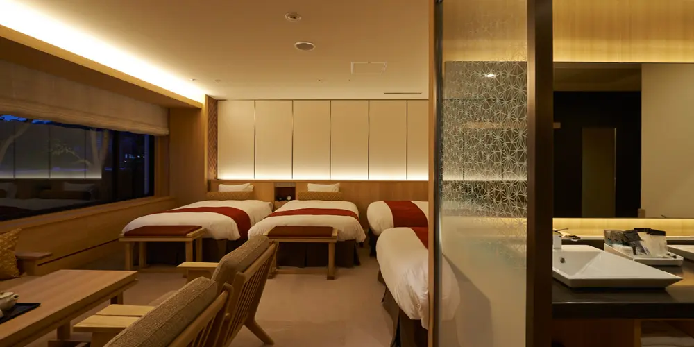 The guest room space is a comfortable fusion of the warm texture of plain wood, the "red" of Hiroshima, and the design of the prefecture's flower, the "maple."