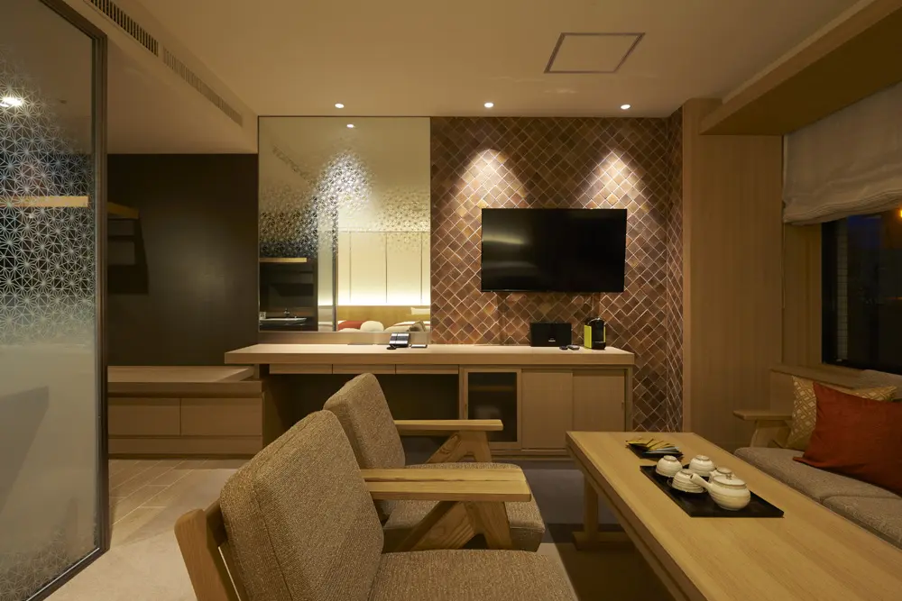 A spacious sofa area with "Saijo tile" as a backdrop, Spatial Production a relaxing time even for groups.