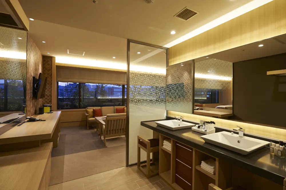 Two spacious washbasins separated from the sleeping area. Realizing hospitality through "space" that is also suitable for groups of women.