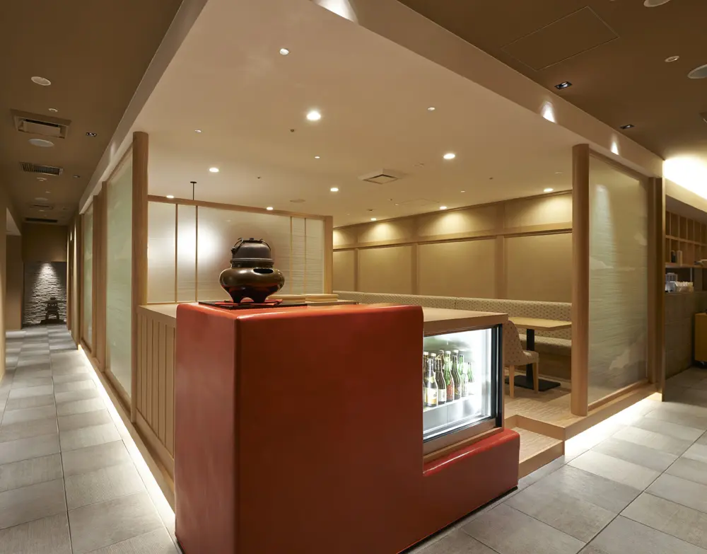 At the Japanese restaurant "Setouchi," you are greeted by a bright red counter. The dining area is decorated with soft paper screens depicting the scenery of the Seto Inland Sea, further enhancing the service.