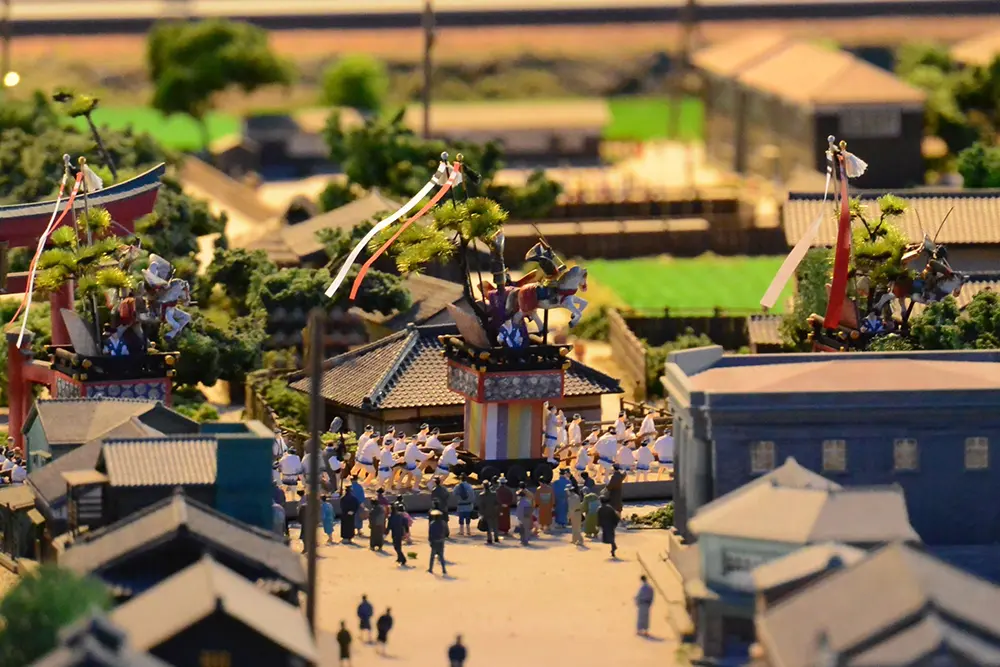 The majestic floats that are still remembered today (actually moving on a diorama)
