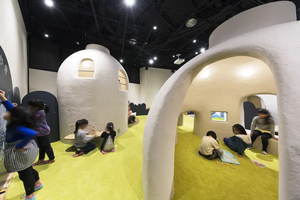 The snow igloo domes stand in a row like mountain ranges. The aim was to create a unique worldview that would be memorable for children.