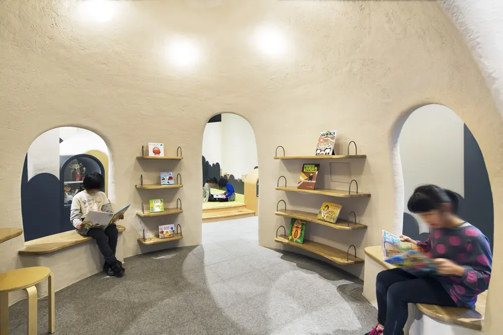 The Kamakura Dome also functions as a library, with benches, bookshelves, a search corner, and more, making it accessible to a wide range of people, from children to adults.