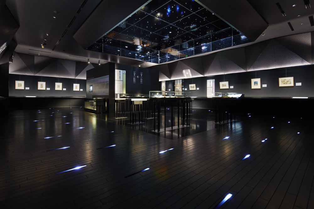 The space expands from the Spatial Production that expresses the sparkling water surface of the Sumida River to the twinkling stars of "All Things: The Universe."