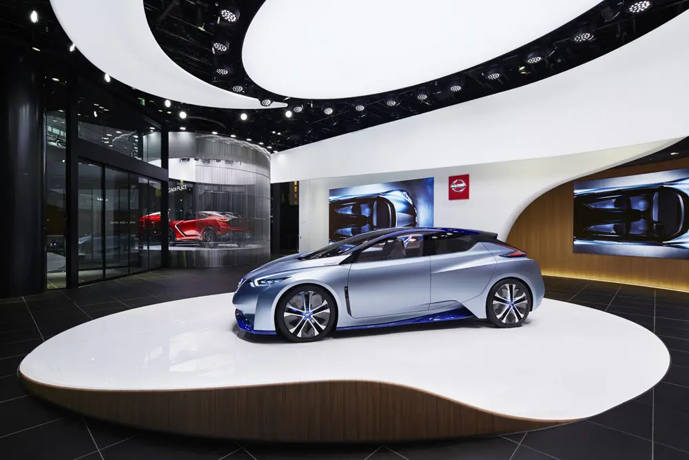 日産ブランドの様々な車を展示する「Center Stage」とシリンダー型ショーケース「Cylinder」