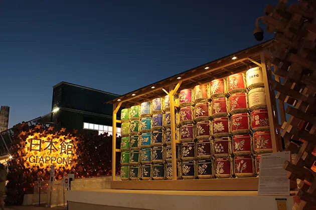 パビリオン外観。菰樽と木組みの展示がお客さまを出迎える