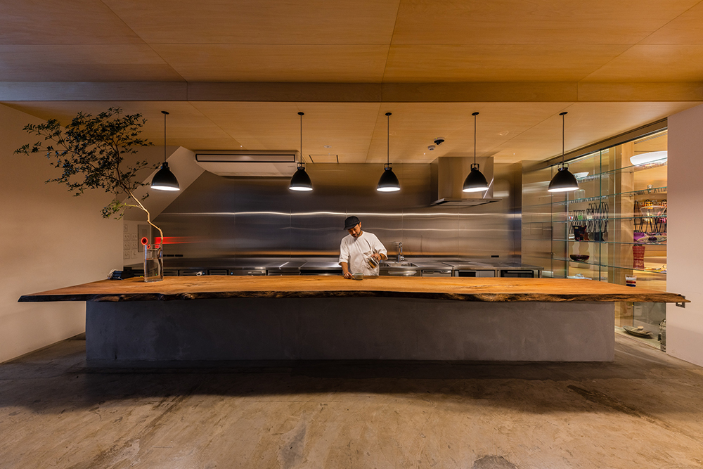 There is a cafe on the first floor, with a three-meter solid wood counter made of a rare type of wood called "mukling" that stands out.