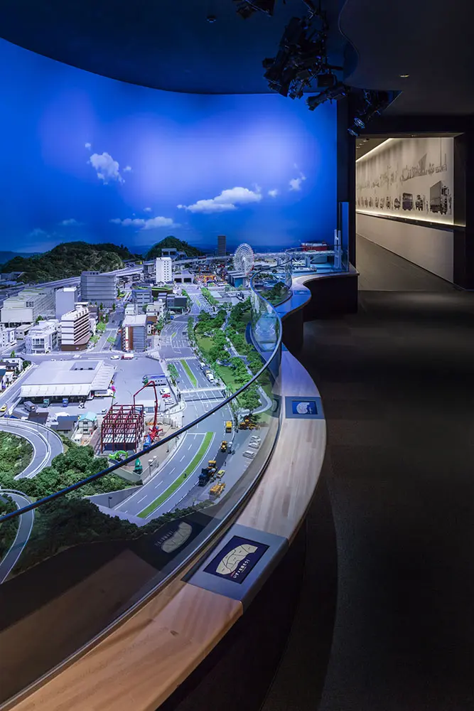Isuzu Supports "Transportation": A diorama that recreates life in the city, with miniature cars moving autonomously according to the passage of time throughout the day