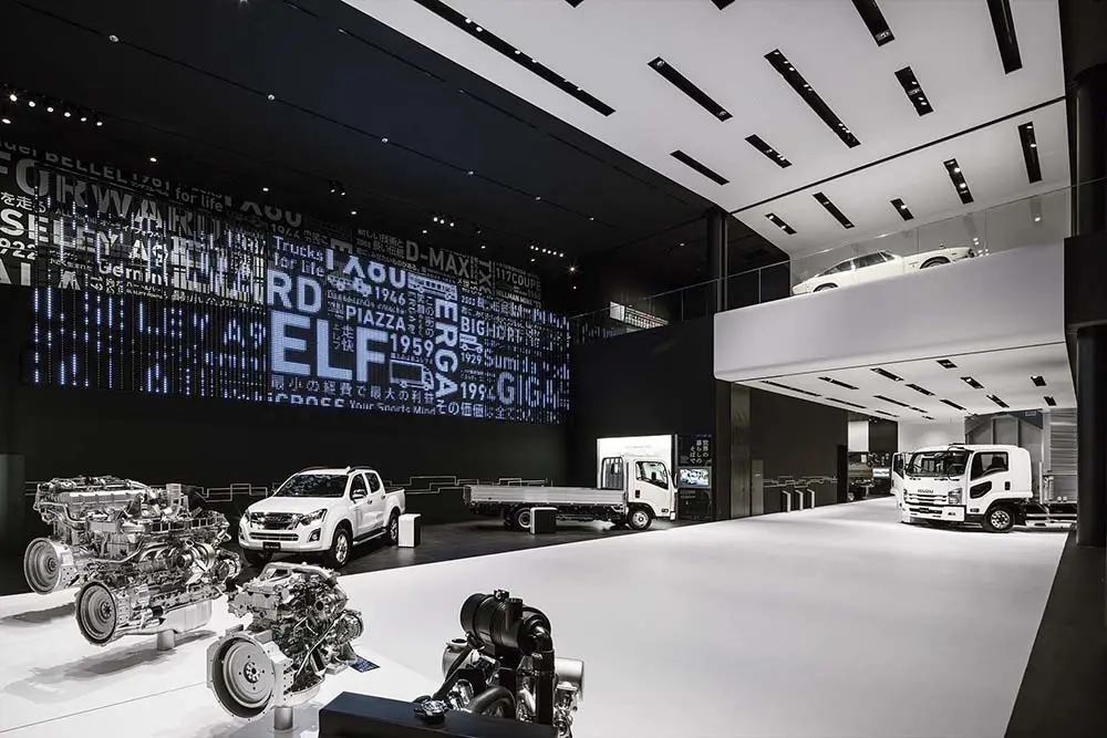 Based on the design concept "ISUZU WAY", the space organically connects the three exhibition zones with one path.