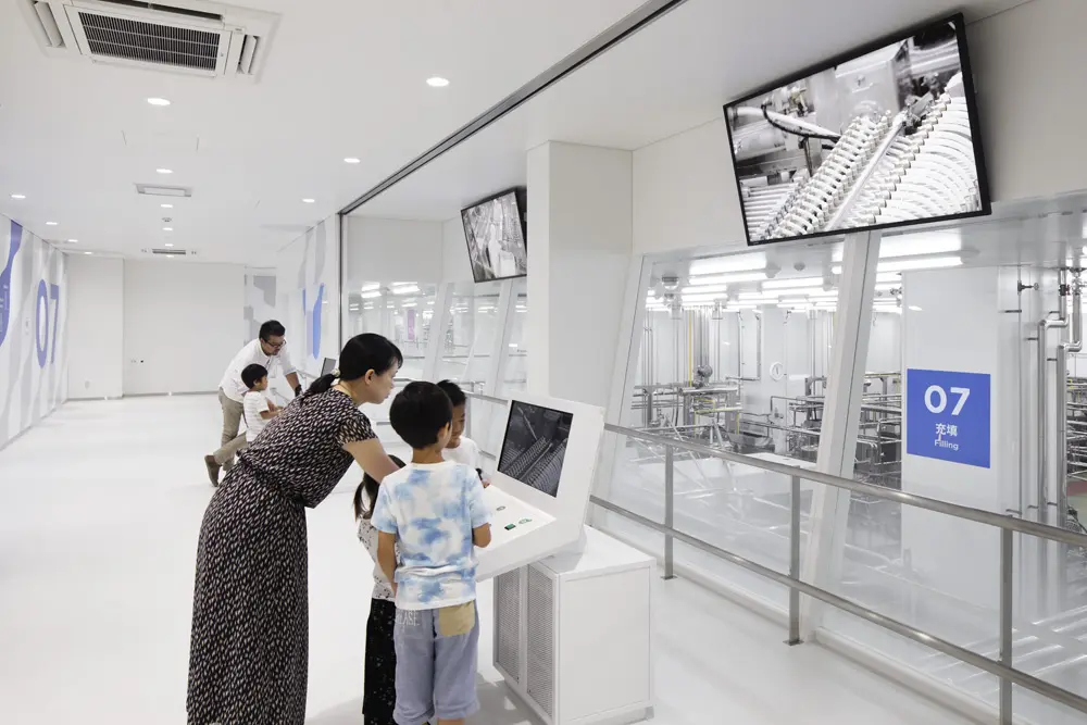 You can operate the camera and watch the Papico being made in real time on the monitor.