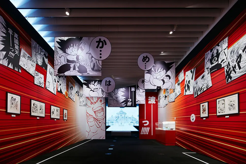 鳥山明『DRAGON BALL』©バードスタジオ／集英社<br>舞台型シアターでは迫力の映像で、孫悟空をはじめとする様々なキャラクターの激闘が繰り広げられる