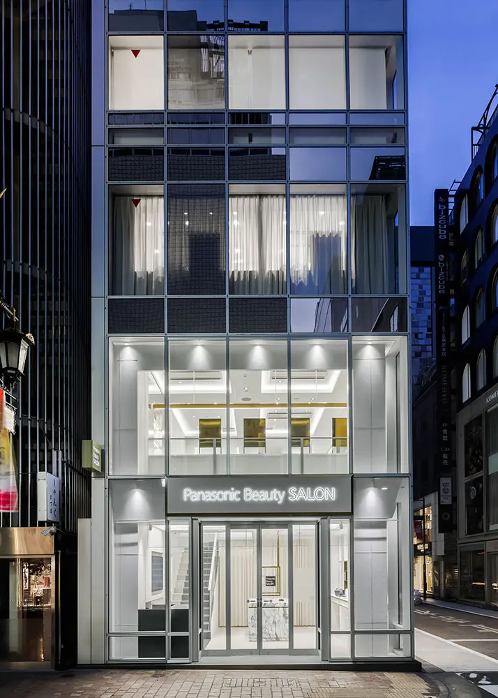 既存ビルをリノベーション、銀座の街に白くきらめく印象的なファサードを新たに演出