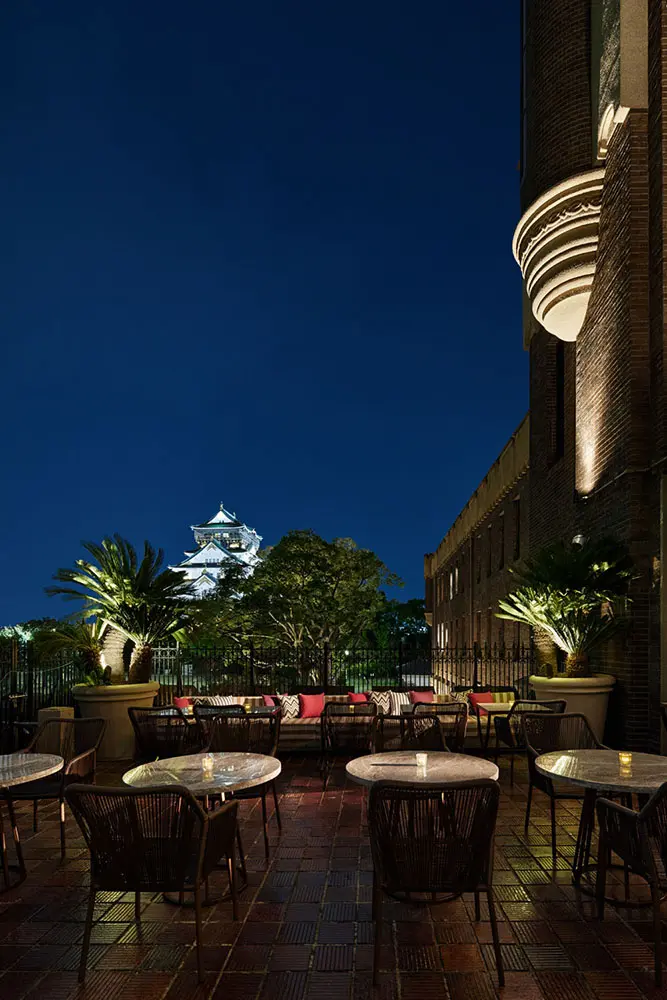 The terrace connected to the former VIP room creates a space where you can enjoy a meal or a cafe while looking up at the panoramic view of Osaka Castle.