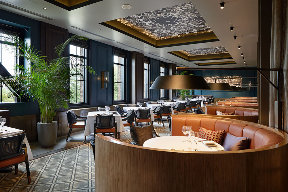 3階の「THE LANDMARK SQUARE OSAKA　Restaurant RASPBERRY with MOON BAR」。上質なコース料理を提供するフュージョン・フレンチレストランへとリノベーション