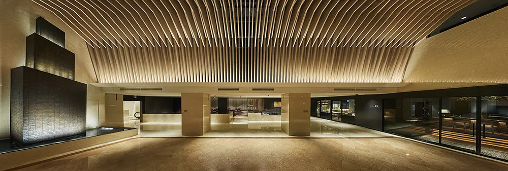 First lobby. In order to create the next famous spot in Asakusa, where Japanese and Western styles coexist, the atrium is decorated with "Asakusa quirky lattice" that looks like a Japanese vertical lattice from the front and a Western arch from the side.