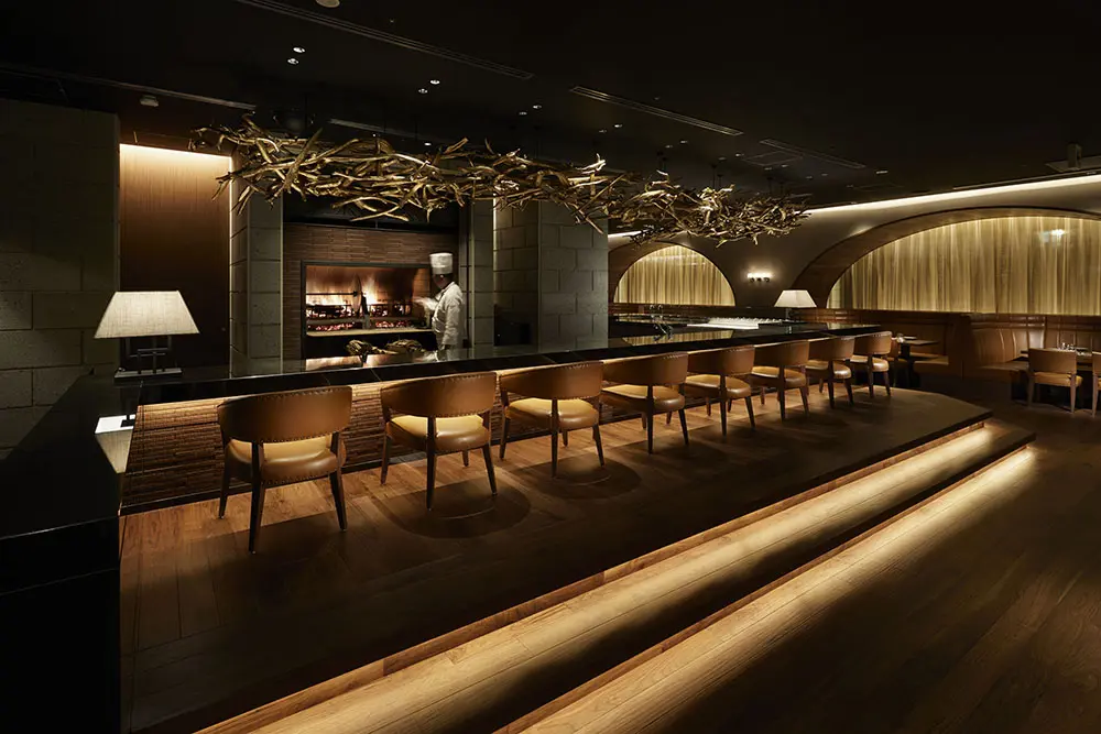 "GRILL DINING Makibi". The restaurant has equipment for cooking over a fire, allowing you to enjoy your meal around the fire. This restaurant has an entertainment feel to it, as it is the former site of one of Asakusa's most famous theaters.