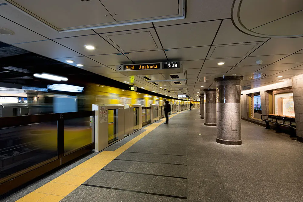 The Ginza Line Platform: This boarding area was designed to be an exhibit space made to look like a classical museum, topped off with a Tokyo Metro 1000 type train running through it.<br>