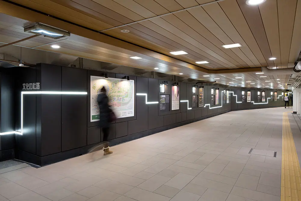 The signs and lines of light that guide users above ground include information on the art and cultural facilities in Ueno Park, creating a new flow of people and a new way for them to communicate with the town.