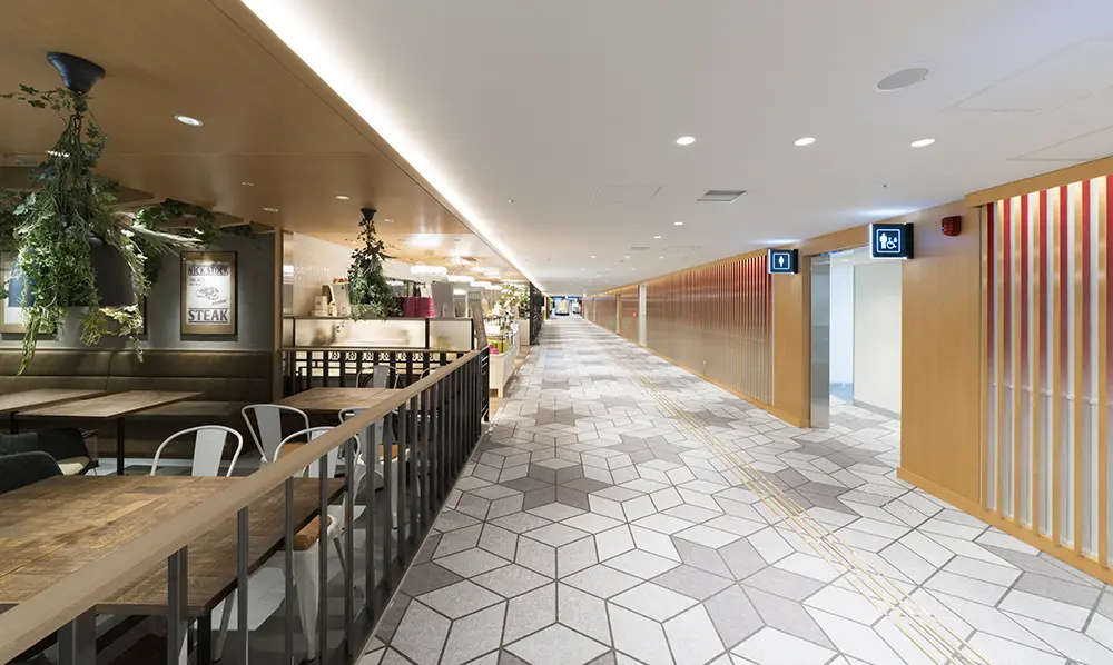 二楼餐饮区。通过将店铺立面后移，营造出店内的热闹氛围向走廊溢出的效果。 
