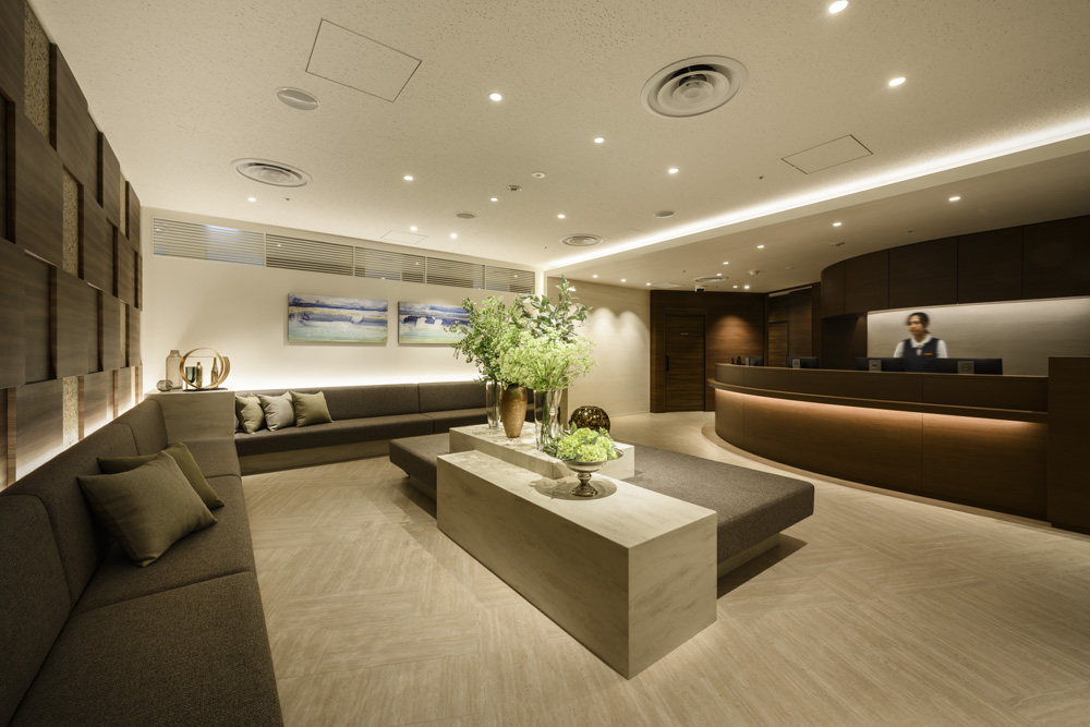 Reception area: Comprised of comfortable sofas, it gives a spacious and open impression.