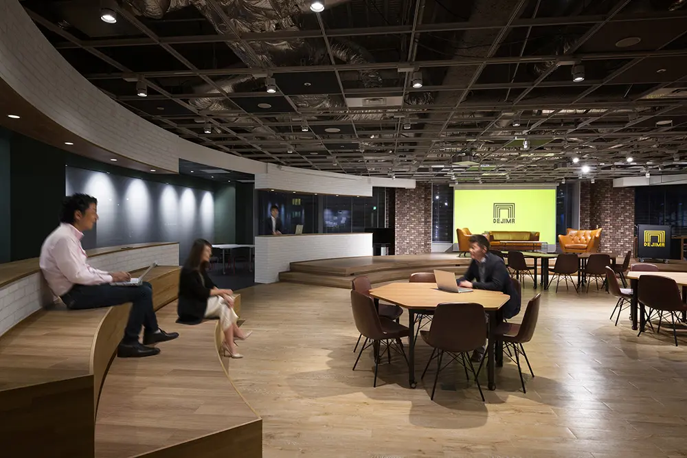 The "Circular Workshop Space" can be flexibly reconfigured to suit your needs. It also comes equipped with a movable whiteboard on which you can write down your ideas.