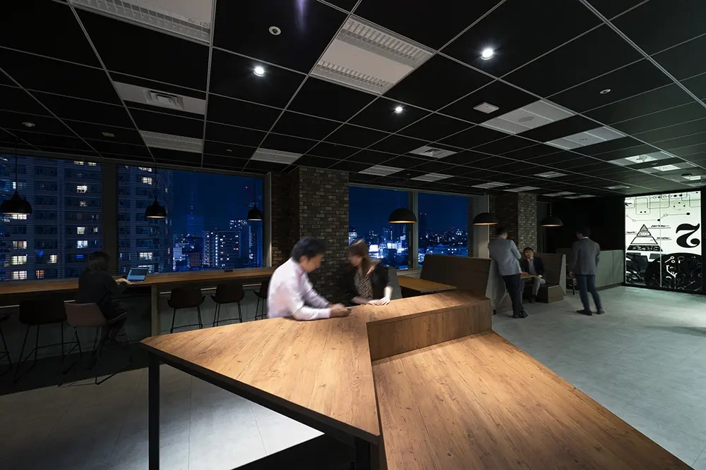 "Communication Diner." A counter, bench seats, and stands are set up so that you can spend your time freely without being limited by purpose.