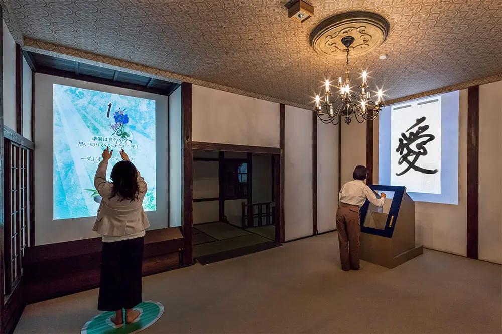 葉隠の哲学に基づく華道・書道の体験展示