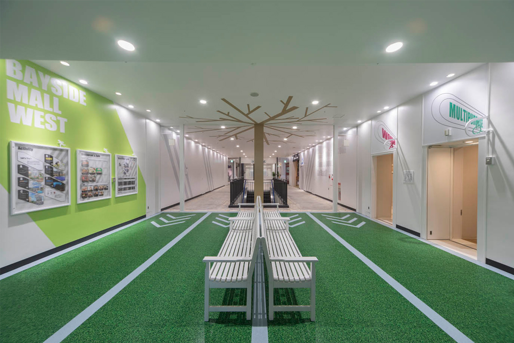 The hallways are designed to resemble track lines, creating an active impression.