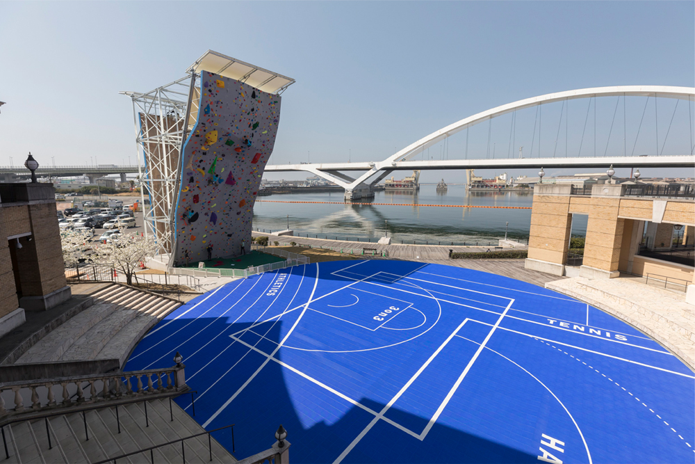 The Ocean Circus, which faces the sea, has a vivid blue court design. At the 15m high Cancan Wall, you can enjoy climbing in a great location by the sea.