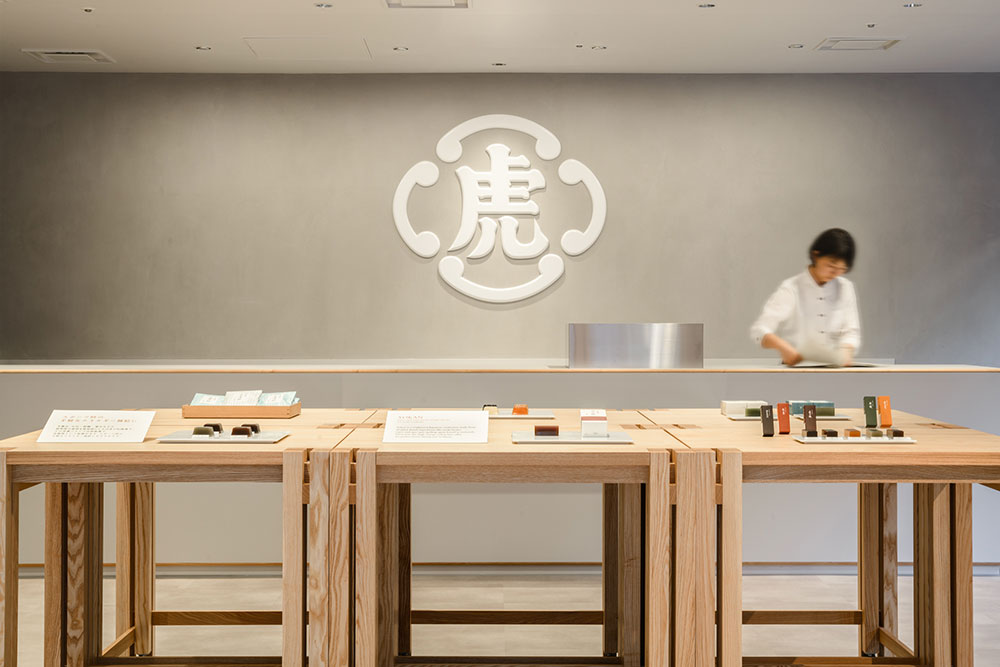 「木・モルタル・無彩色」というミニマルなマテリアルは、羊羹の原材料が「砂糖・小豆・寒天」と厳選された素材に限られたことになぞらえた