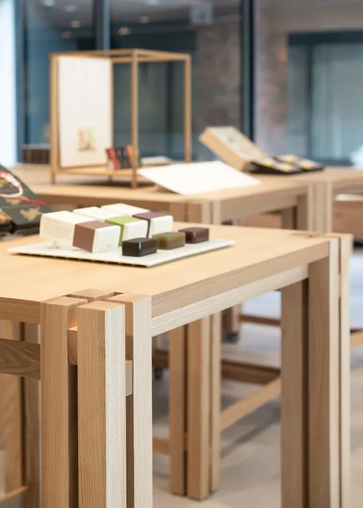 The movable row of tables is designed in traditional, simple and concise methods.