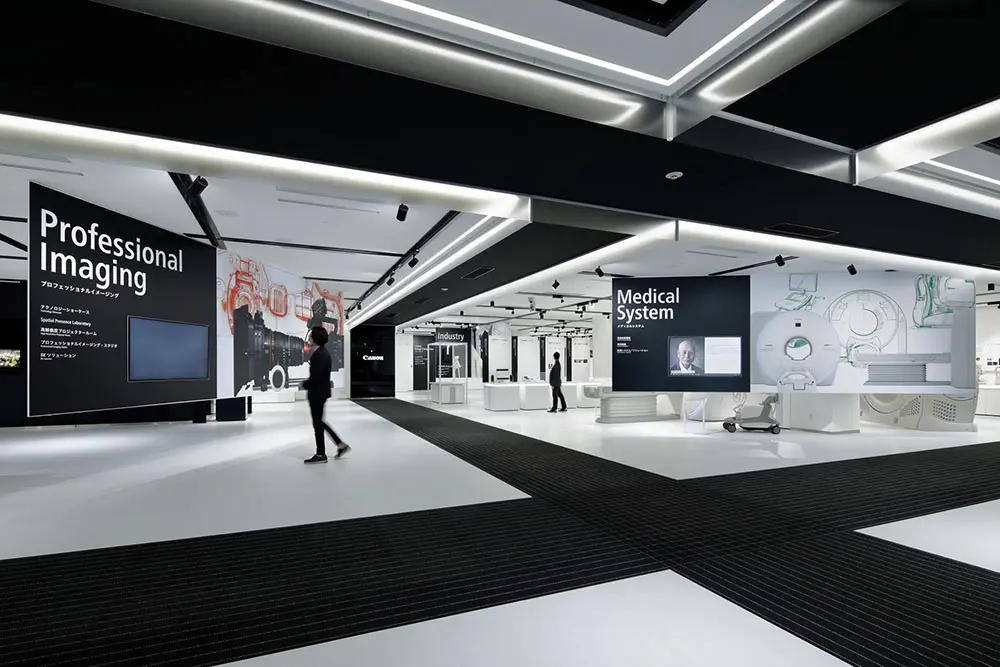 Business floor. The design is based on a monotone of black and white, and is designed to naturally draw the eye to the products.