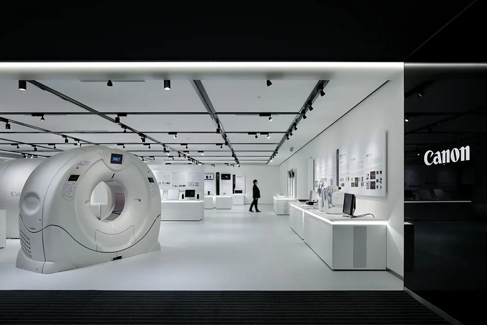 Business floor. The edgy fixtures express the high level of technology of the products. Representative products are dynamically displayed at the entrance to each exhibition space, highlighting the characteristics of each space.