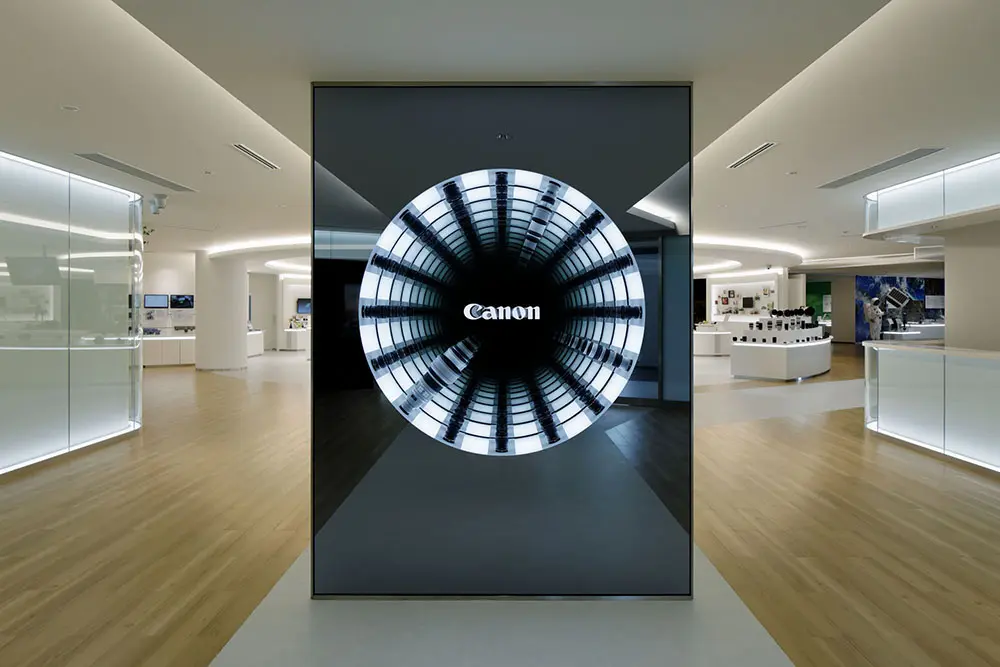 A symbolic exhibition that expresses Canon's ability to send out a huge number of lenses to society with a Spatial Production of lenses and infinite reflection