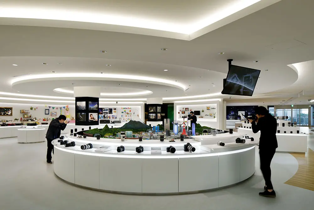 A warm and inviting consumer product floor. In the central touch and try corner, a diorama is set up as a subject for the camera.